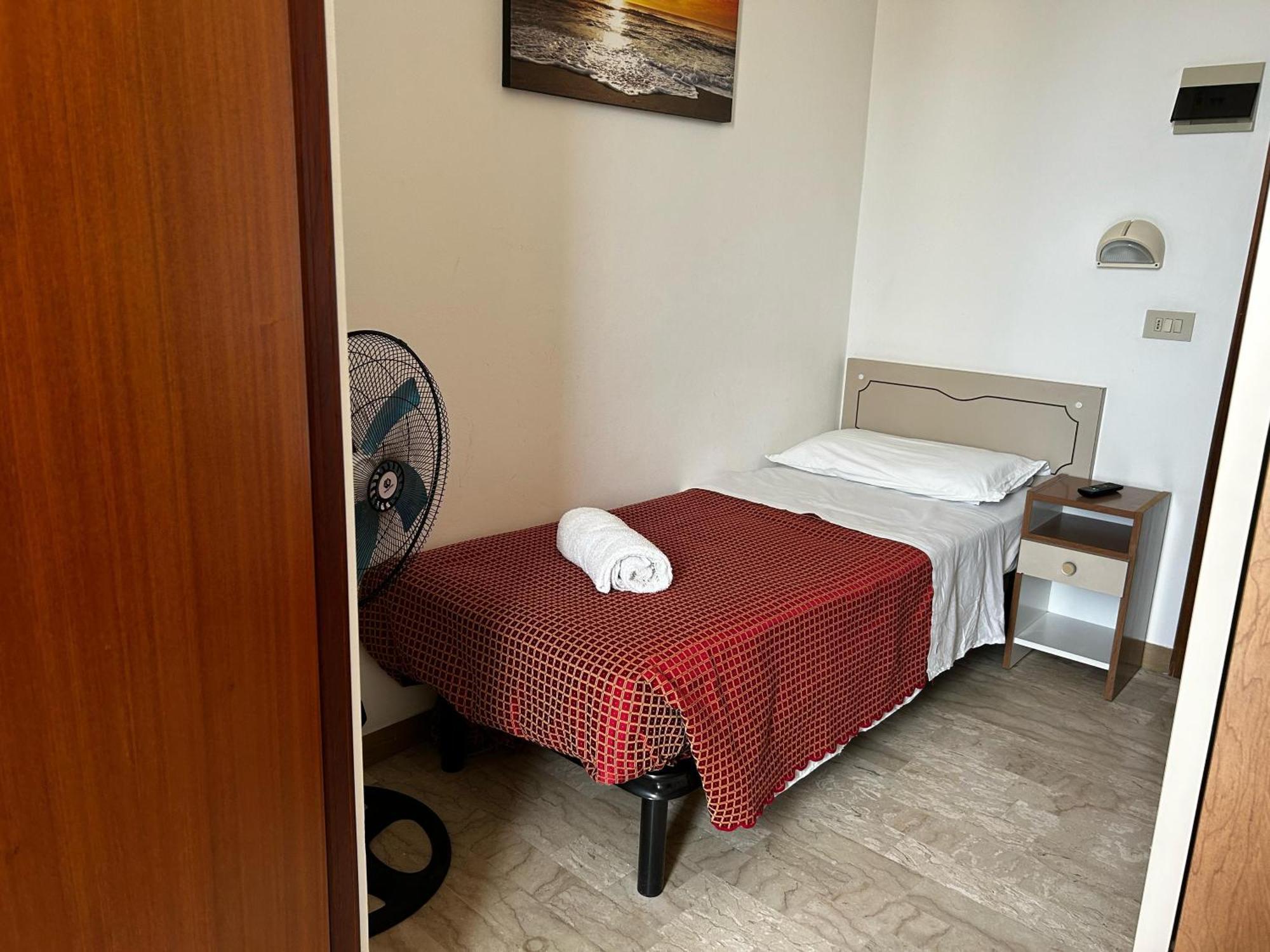 Anny Hotel Римини Екстериор снимка